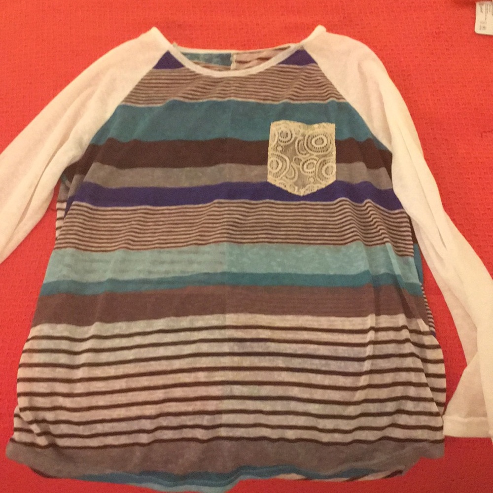 Long sleeve light weight shirt with lace pocket